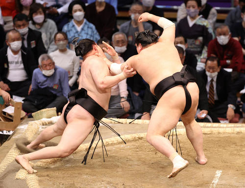 千代翔馬（左）を押し出しで破る阿炎（撮影・鈴木正人）