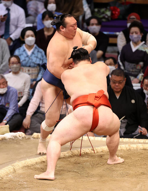 宝富士（後方）を押し出しで破る隆の勝（撮影・鈴木正人）