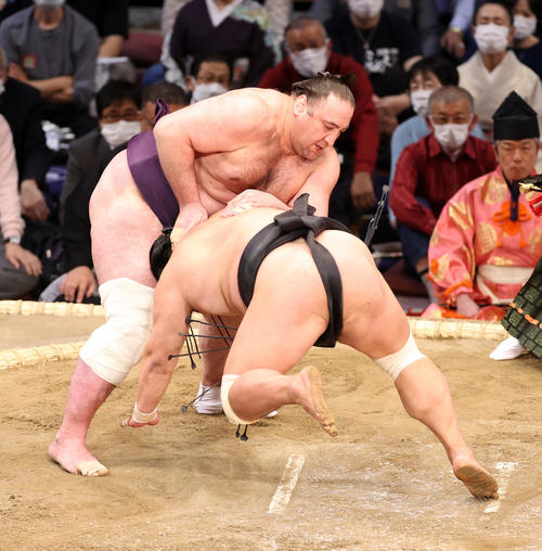 妙義龍（手前）をはたき込みで破る栃ノ心（撮影・鈴木正人）