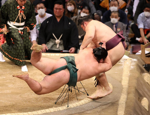 遠藤（右）を寄り切りで破る錦木（撮影・鈴木正人）
