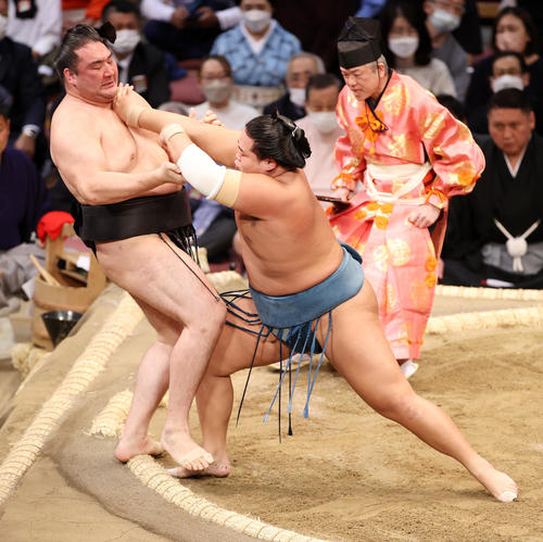 竜電（左）を突き出しで破る錦富士（撮影・鈴木正人）