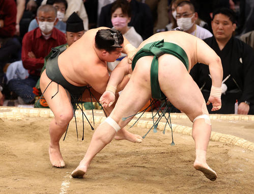 佐田の海（右）を肩すかしで破る翠富士（撮影・鈴木正人）