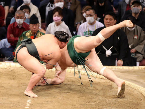 佐田の海（右）を肩すかしで破る翠富士（撮影・鈴木正人）