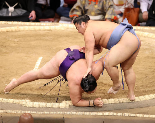 明生（左）をはたき込みで破る翔猿（撮影・鈴木正人）