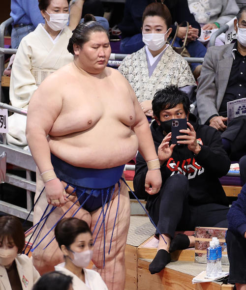 逸ノ城（左）の入りをスマートフォンのカメラで撮影する巨人松田（撮影・鈴木正人）