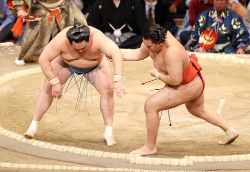 玉鷲（左）を引っ掛けで破る豊昇龍（撮影・鈴木正人）