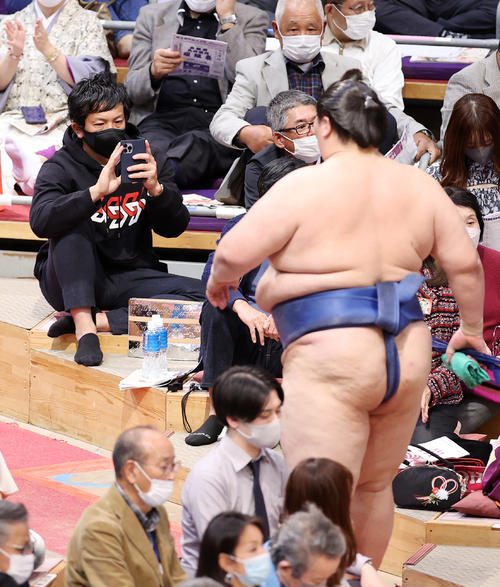 逸ノ城（右）の引き揚げるをスマートフォンのカメラで撮影する巨人松田（撮影・鈴木正人）