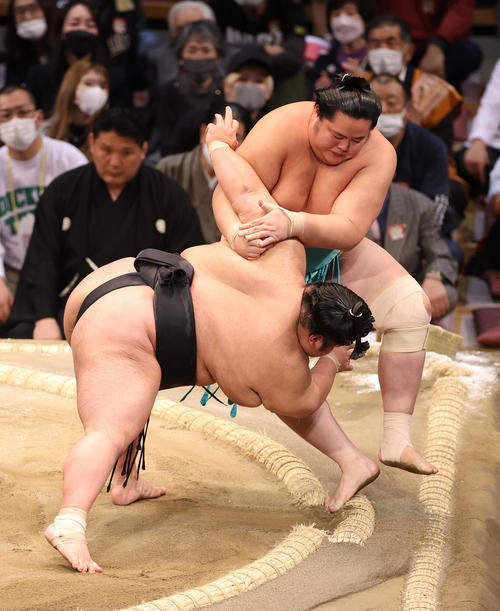 琴ノ若（右）を押し出しで破る貴景勝（撮影・鈴木正人）