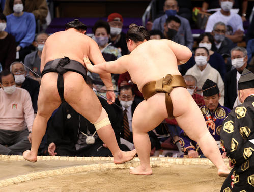 東龍（左）を押し出しで破る王鵬（撮影・鈴木正人）