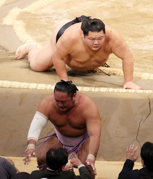 琴恵光（下）を押し出しで破った千代大龍（撮影・鈴木正人）