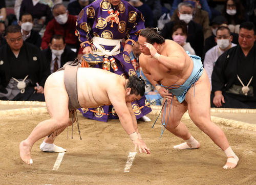 隠岐の海（左）を引き落としで破る琴勝峰（撮影・鈴木正人）