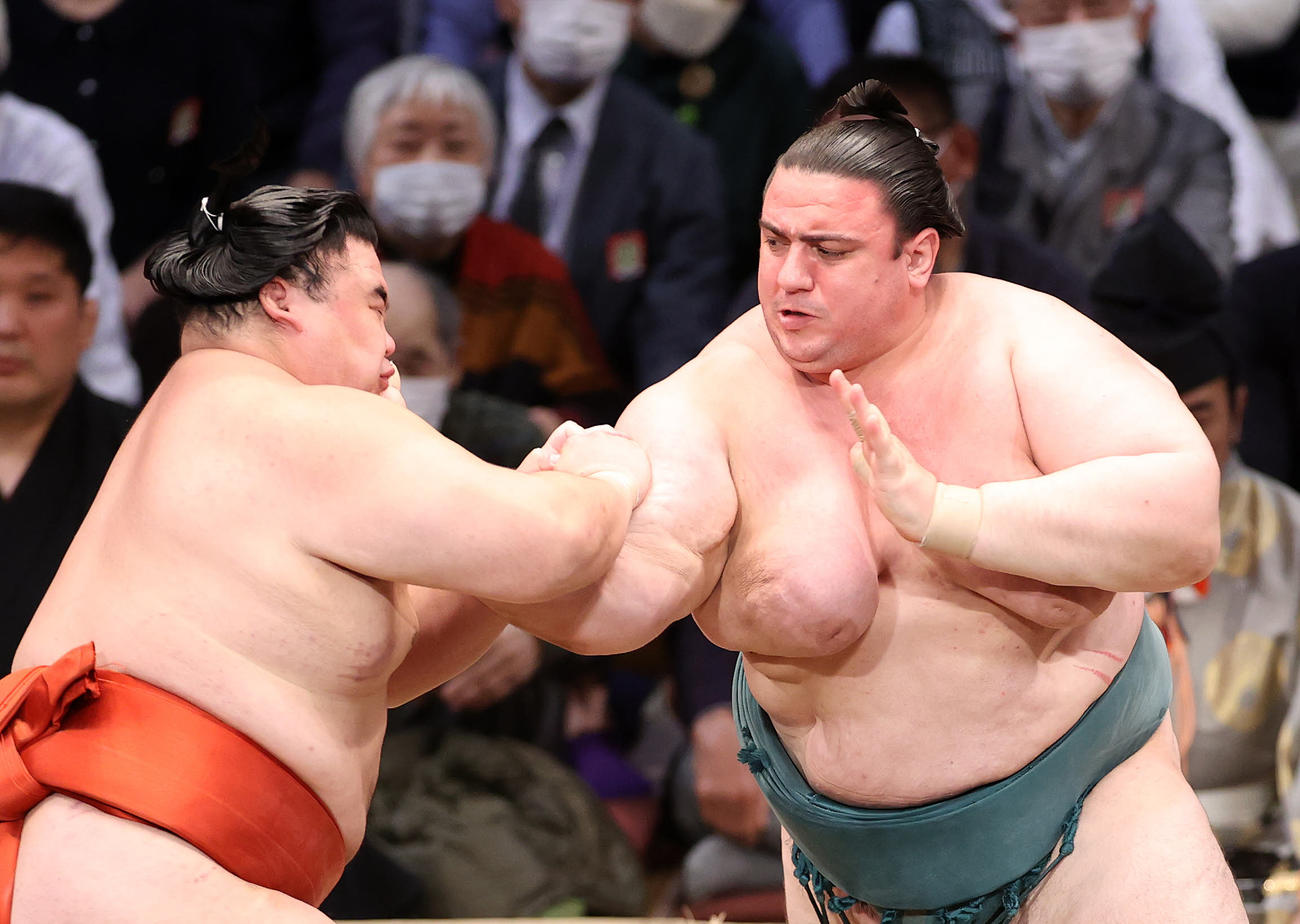 隆の勝（左）を激しく攻める碧山（撮影・鈴木正人）