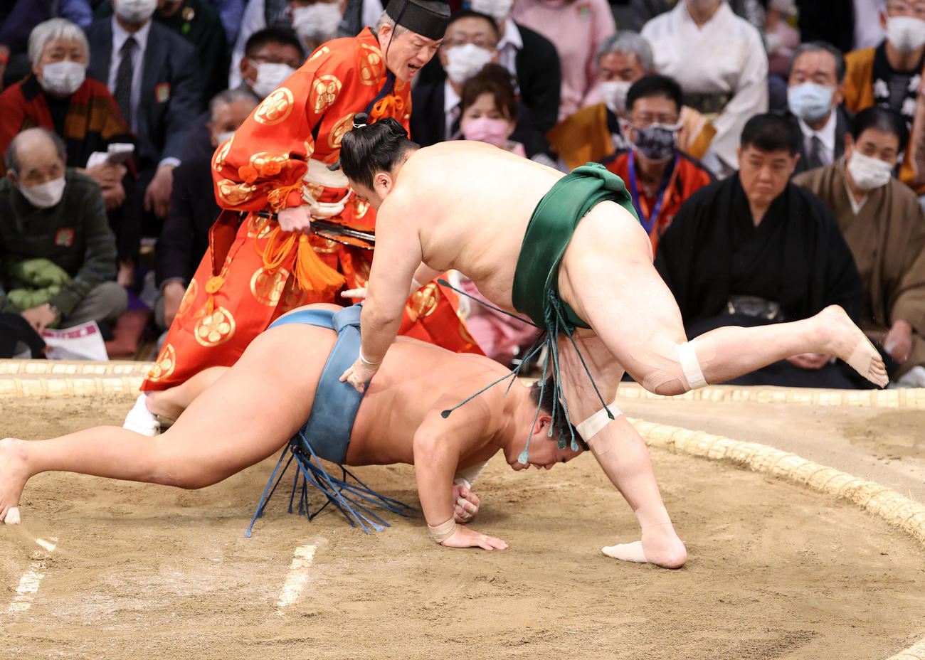 錦富士（左）を引き落としで破る佐田の海（撮影・鈴木正人）