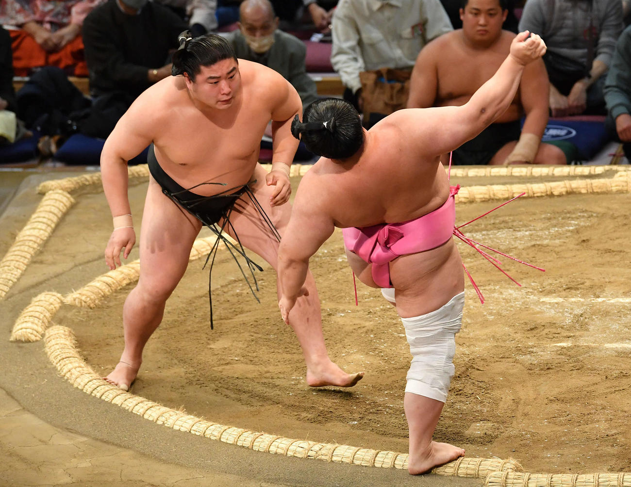 土俵際でこらえる宇良（右）、左は若元春（撮影・岩下翔太）
