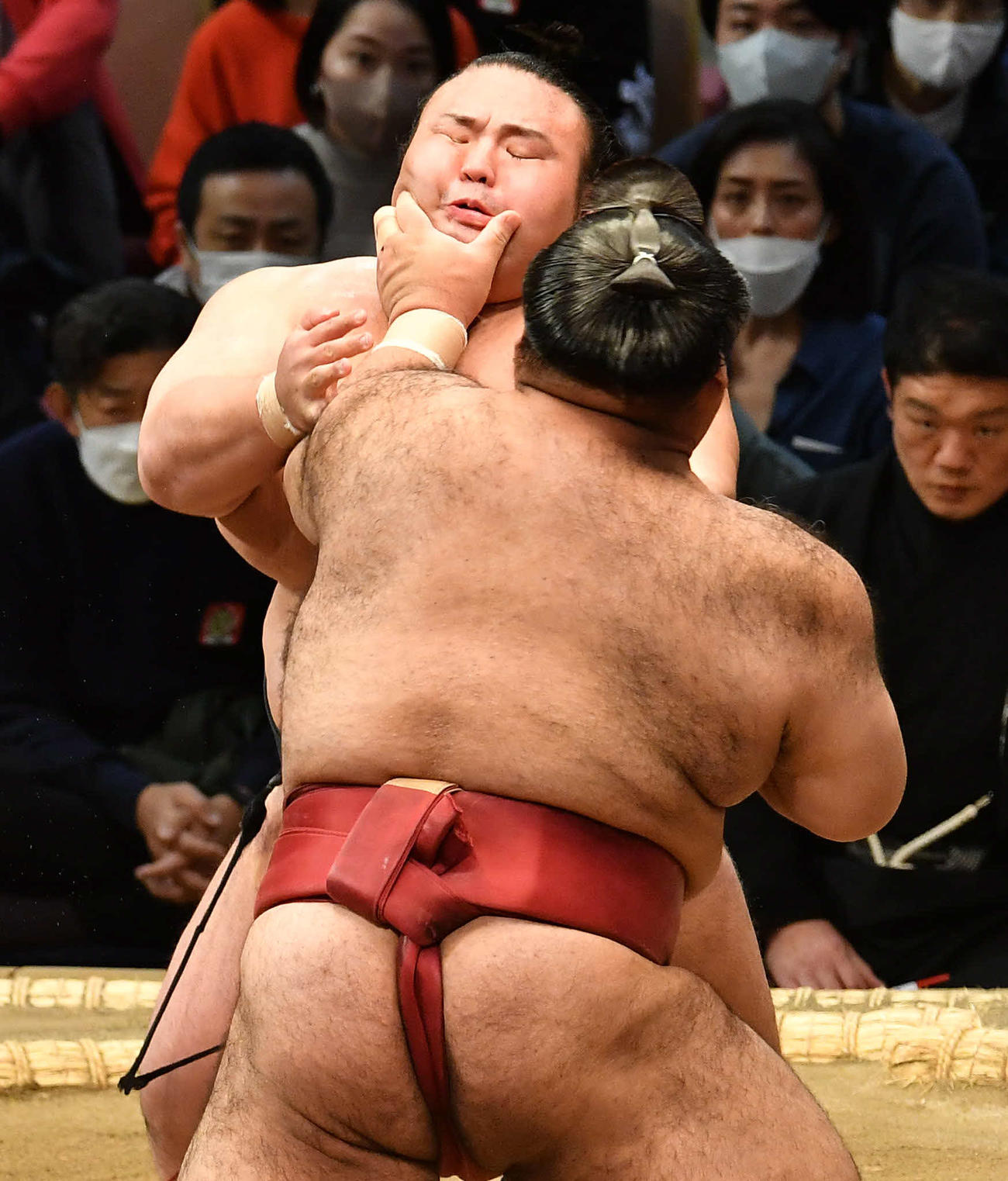 高安（手前）から攻められる貴景勝（撮影・岩下翔太）