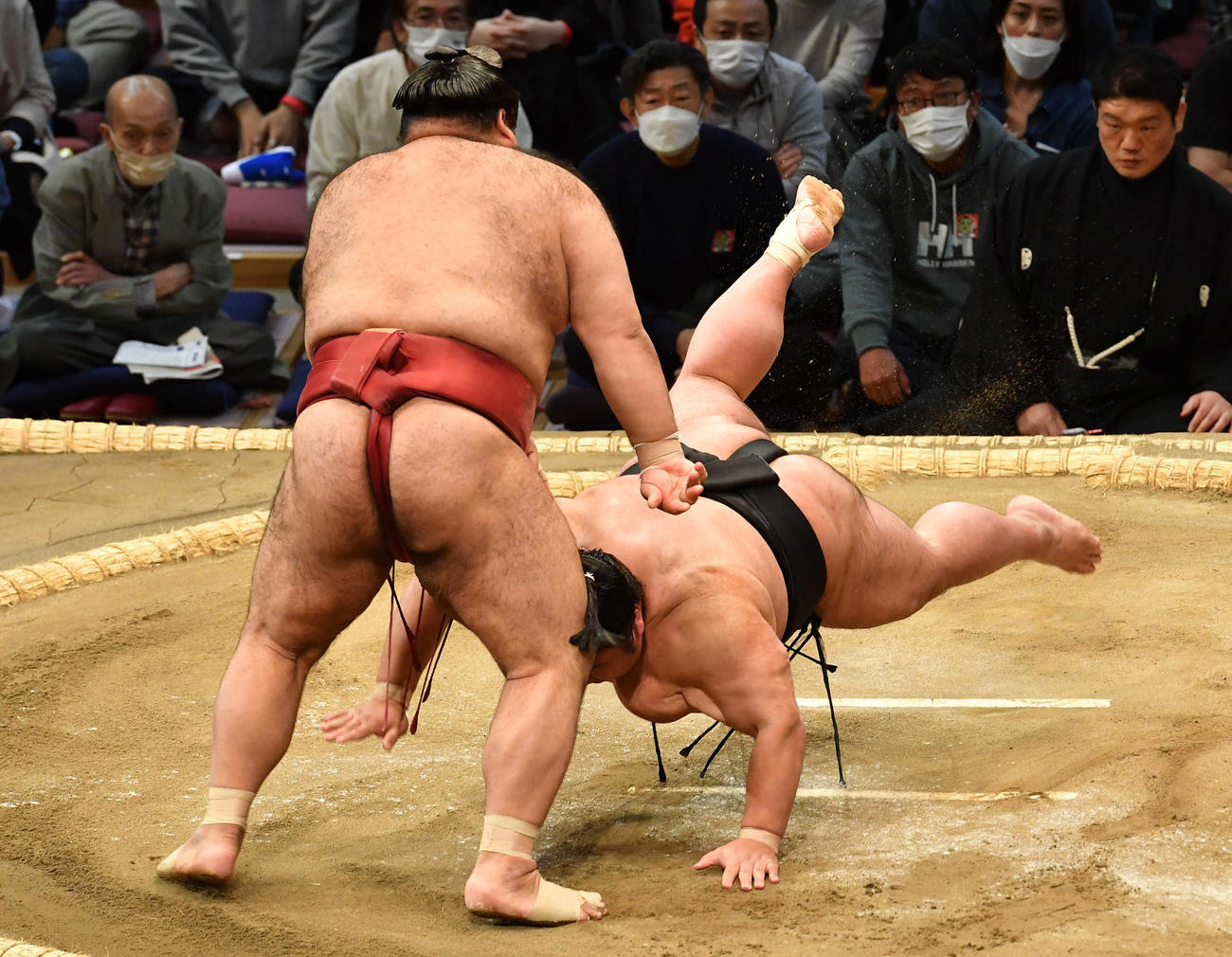 はたき込みで高安（左）に敗れた貴景勝（撮影・岩下翔太）