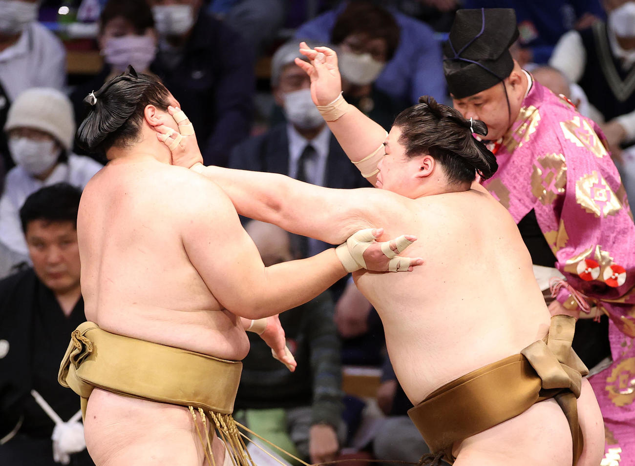輝（左）を攻める王鵬（撮影・鈴木正人）