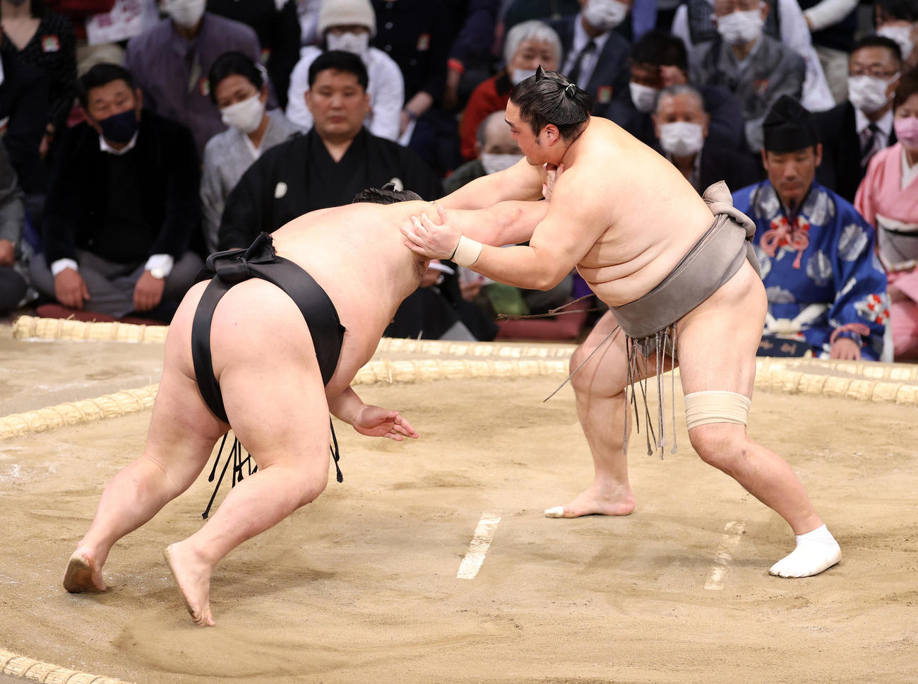 千代大龍（左）をはたき込みで破る隠岐の海（撮影・鈴木正人）