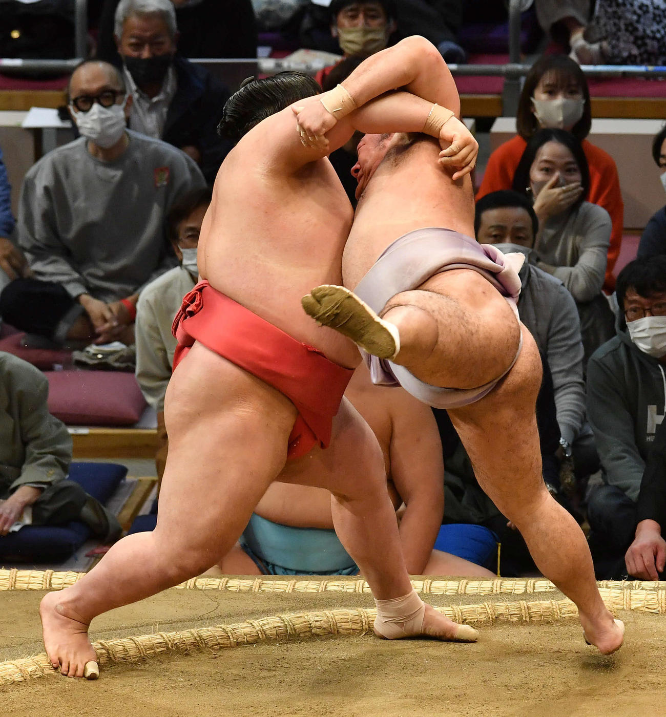 土俵際で耐える阿武咲（左）と琴恵光（撮影・岩下翔太）
