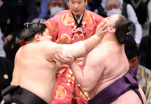 栃ノ心(右)を攻める阿炎(撮影・鈴木正人)