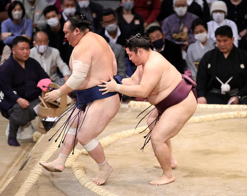 宝富士(左)を送り出しで破る遠藤(撮影・鈴木正人)