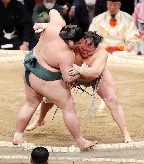 錦木(左)を寄り倒しで破る北勝富士(撮影・鈴木正人)