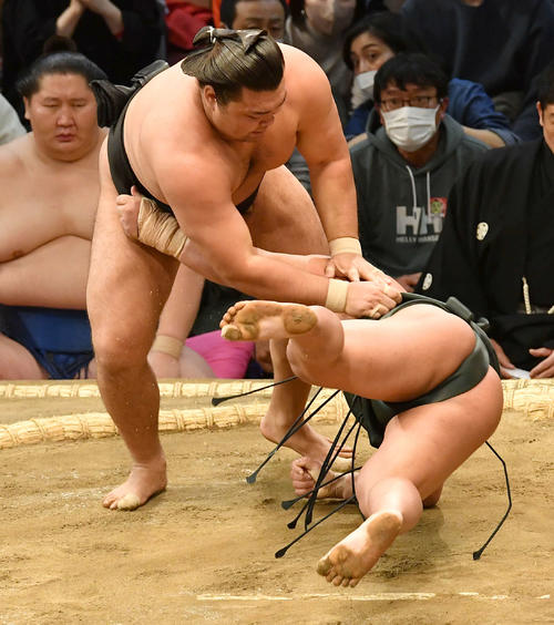 霧馬山(左)は翠富士を上手出し投げで破る(撮影・岩下翔太)