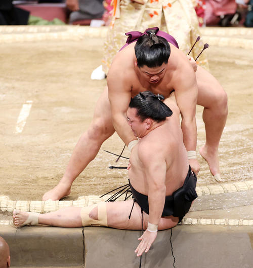 照強(手前)を寄り倒しで破る平戸海(撮影・鈴木正人)
