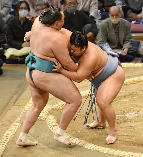 翔猿(右)は玉鷲を寄り切りで破る(撮影・岩下翔太)