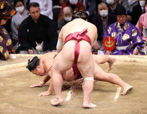 御嶽海(後方)を引き落としで破る大栄翔(撮影・鈴木正人)