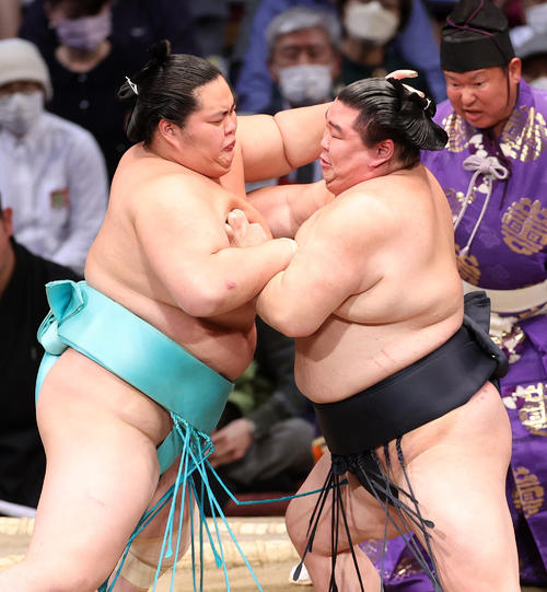 琴ノ若(左)を攻める正代(撮影・鈴木正人)