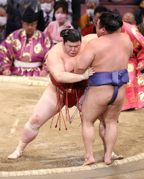 美ノ海(手前)を押し出しで破る熱海富士(撮影・鈴木正人)