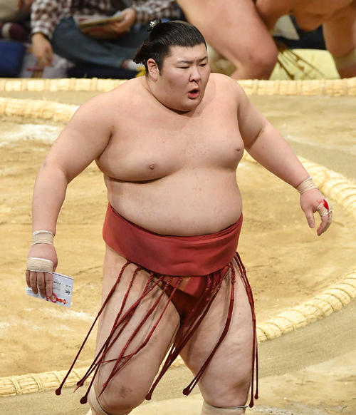 美ノ海を押し出しで破った熱海富士は鼻血を流す(撮影・岩下翔太)