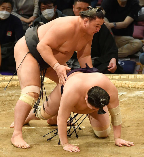 東龍(左)は一山本を突き落としで破る(撮影・岩下翔太)