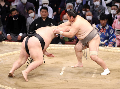 千代大龍(左)をはたき込みで破る隠岐の海(撮影・鈴木正人)
