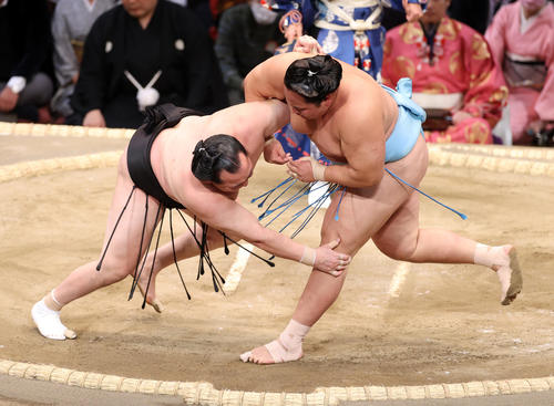 千代翔馬(左)を小手投げで破る琴勝峰(撮影・鈴木正人)