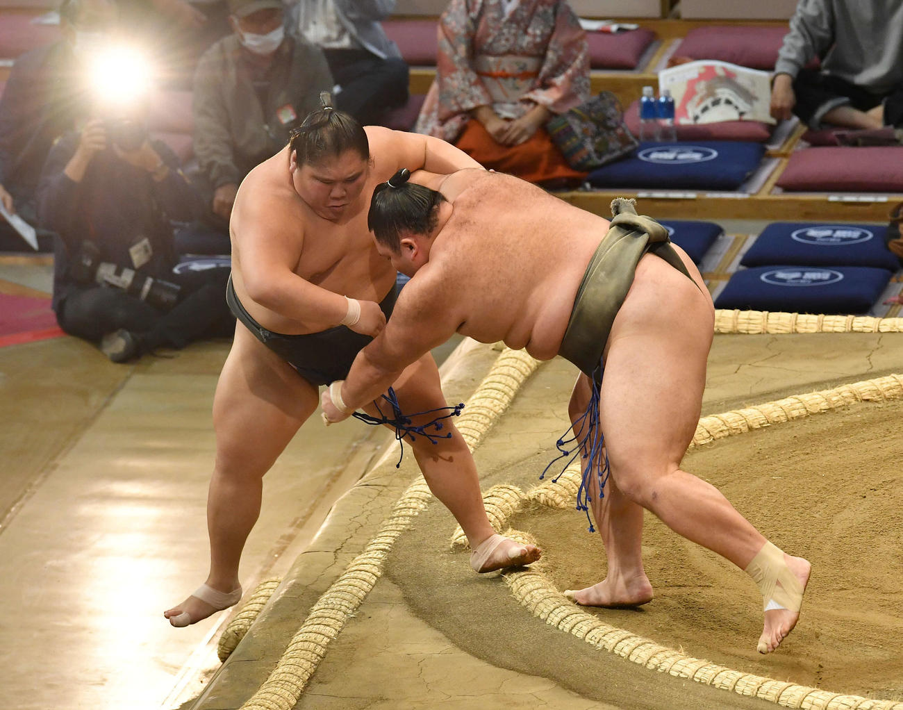 朝乃山（右）は大翔丸を寄り切りで破る（撮影・岩下翔太）