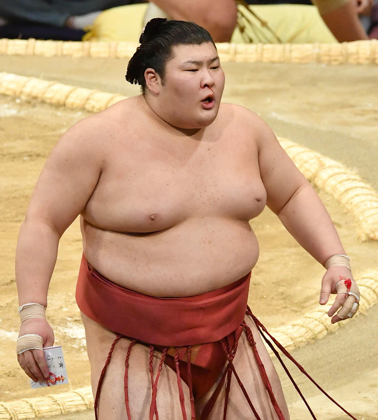美ノ海を押し出しで破った熱海富士は懸賞金を手に土俵を下りる（撮影・岩下翔太）