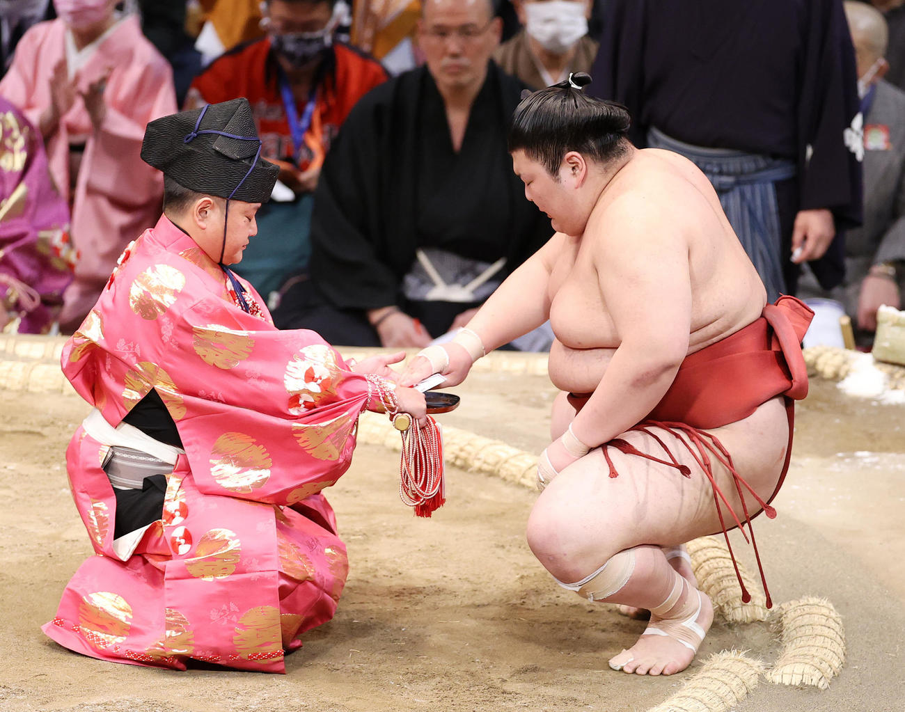 懸賞金を受け取る熱海富士（撮影・鈴木正人）