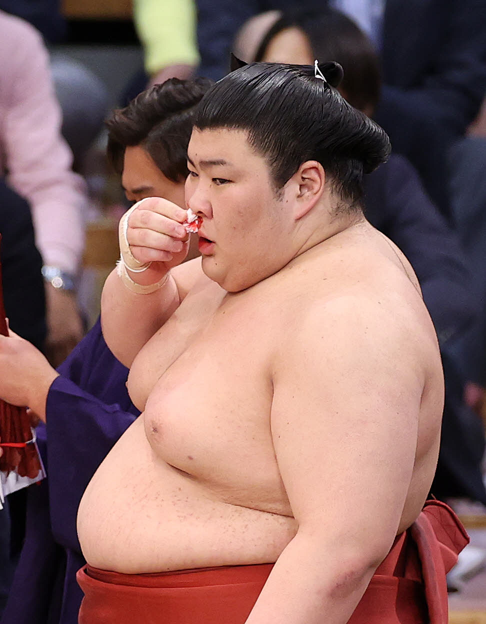 土俵下で鼻血を拭う熱海富士（撮影・鈴木正人）