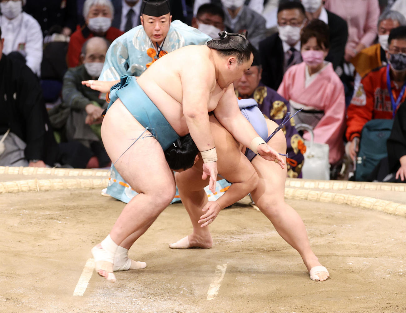 立ち合いで玉鷲（左）の足下を狙う翔猿（撮影・鈴木正人）