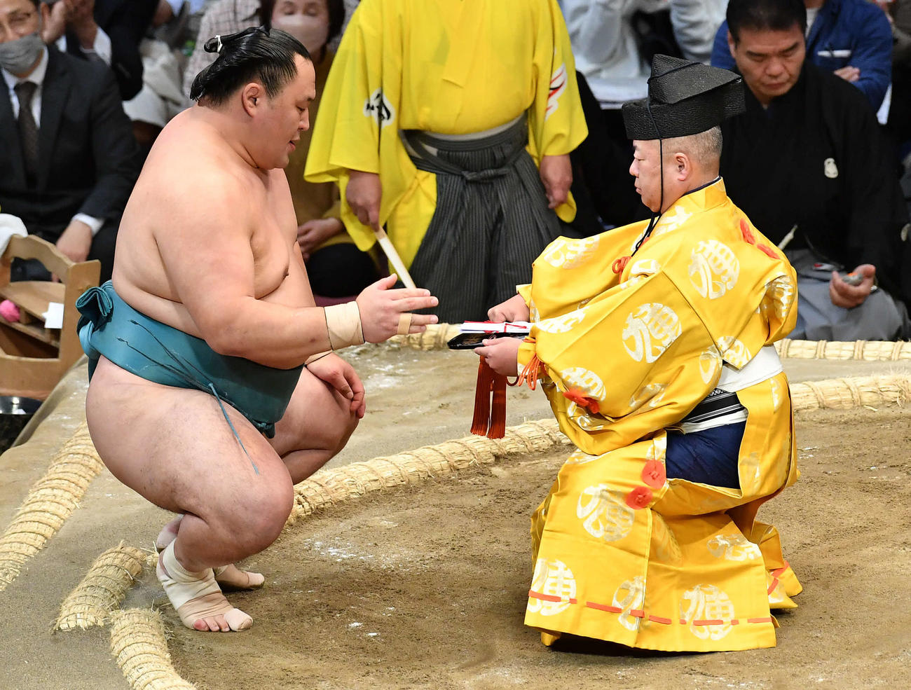 大栄翔を押し出しで破り、懸賞金を受け取る玉鷲（撮影・岩下翔太）