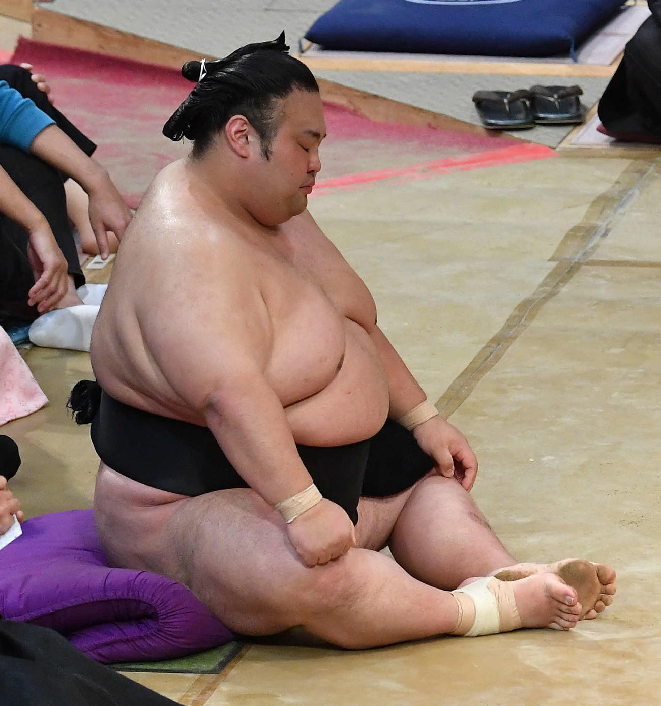 寄り切りで明生に敗れた貴景勝は、土俵下で肩を落とす（撮影・岩下翔太）