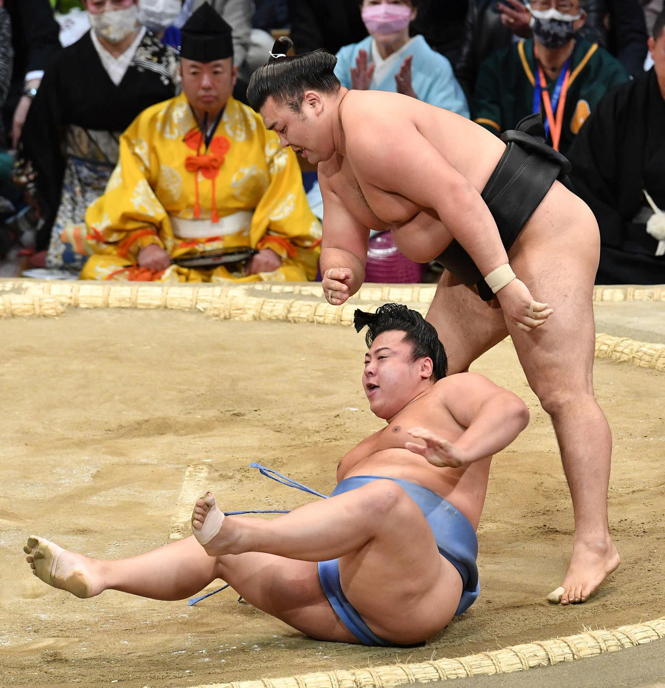 上手ひねりで霧馬山（右）に敗れた翔猿（撮影・岩下翔太）