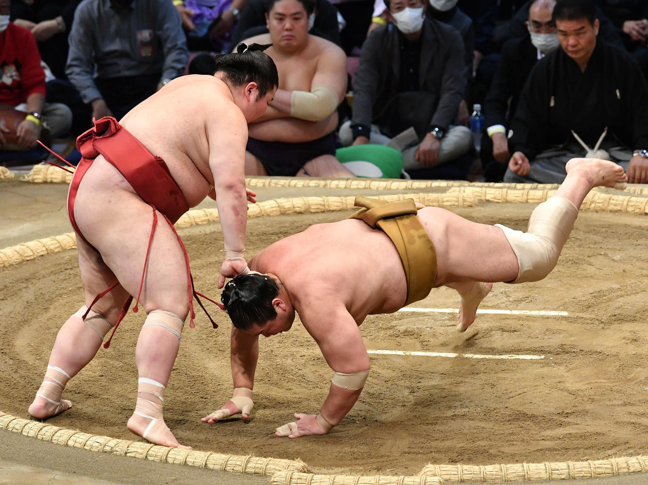 熱海富士（左）は輝をはたき込みで破る（撮影・岩下翔太）