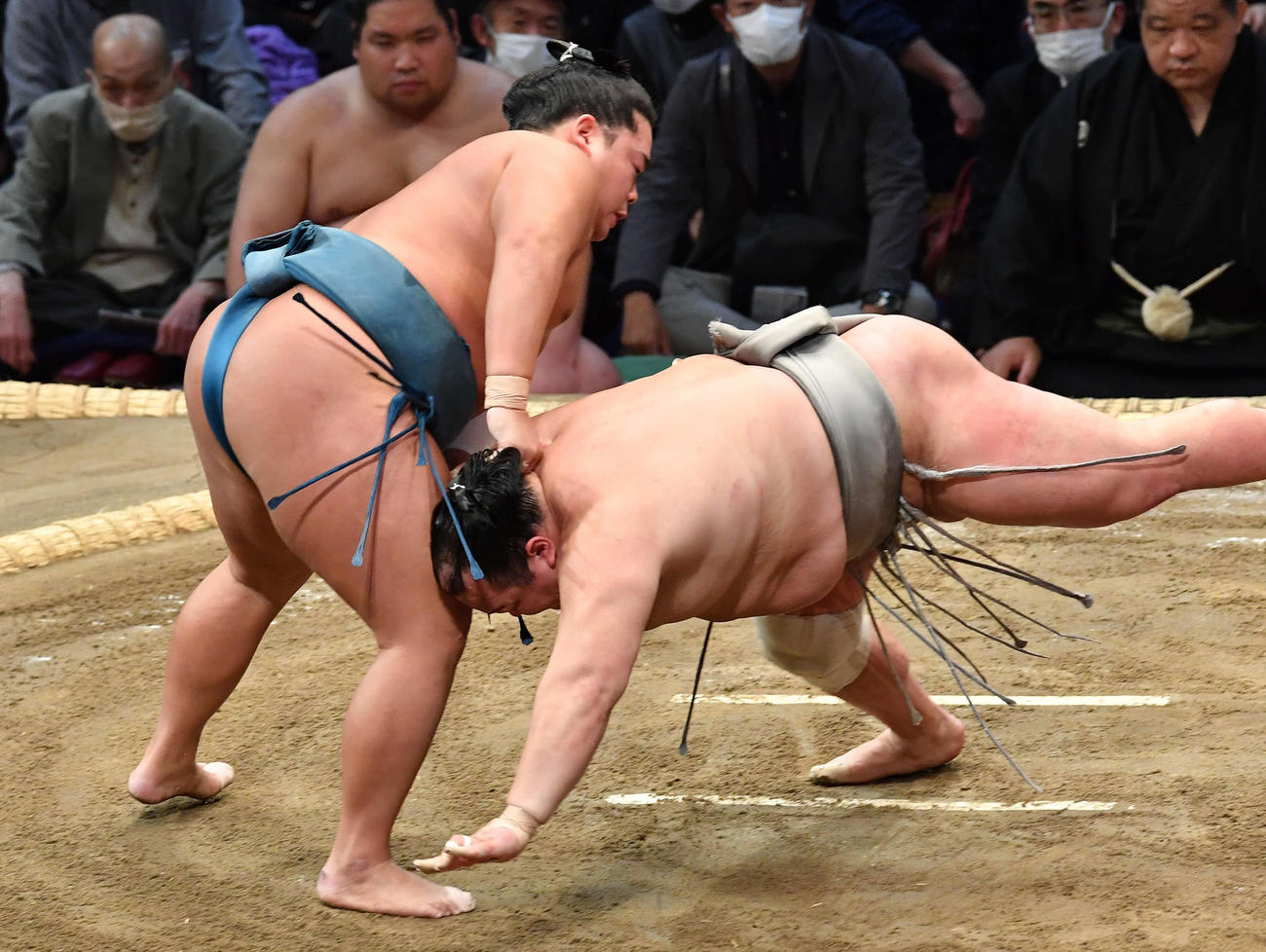 錦富士（左）は北勝富士をはたき込みで破る（撮影・岩下翔太）