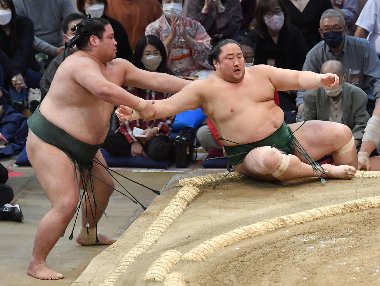 佐田の海（右）は錦木を押し出しで破る（撮影・岩下翔太）