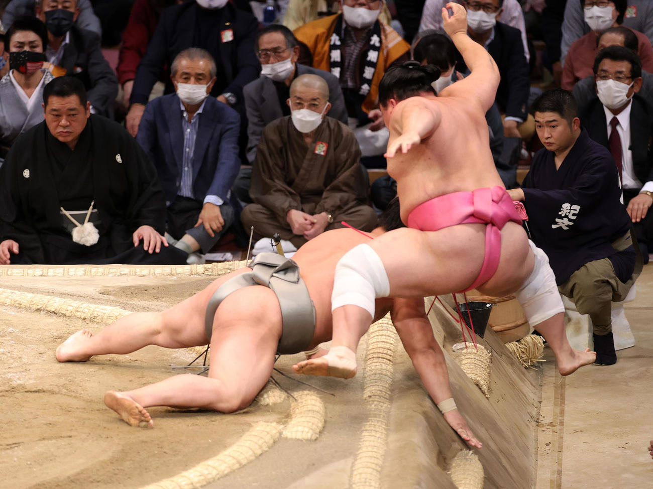宇良（右）を押し出しで破る若隆景（撮影・鈴木正人）
