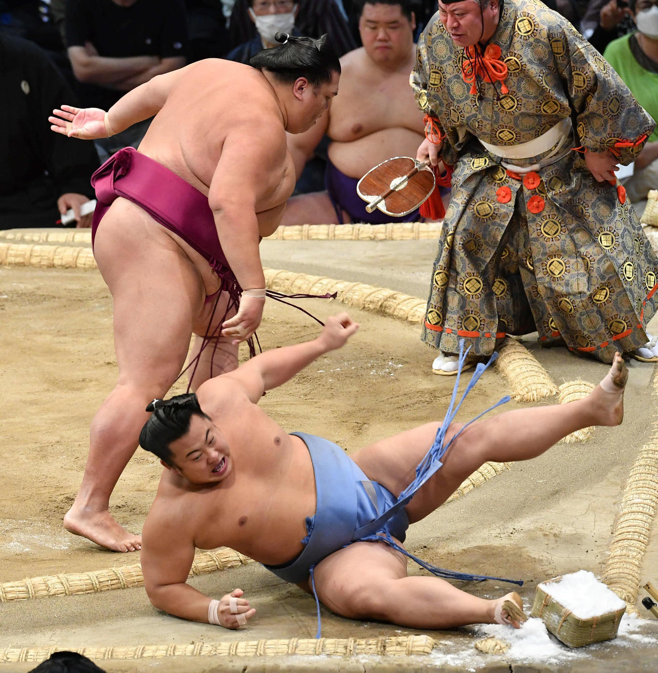 御嶽海（左）は翔猿を突き落としで破る（撮影・岩下翔太）