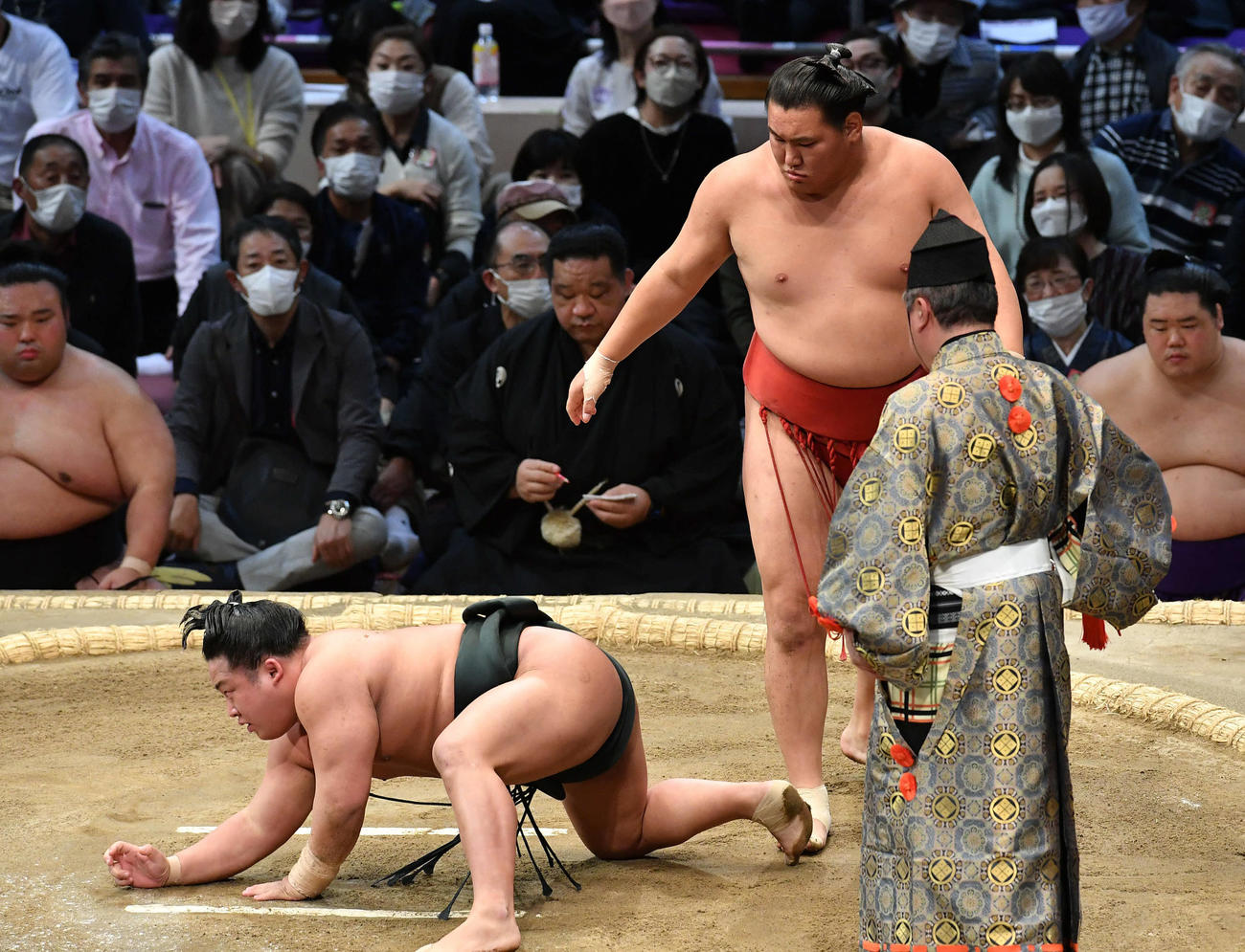 翠富士（左）をかわず掛けで破った豊昇龍（撮影・岩下翔太）